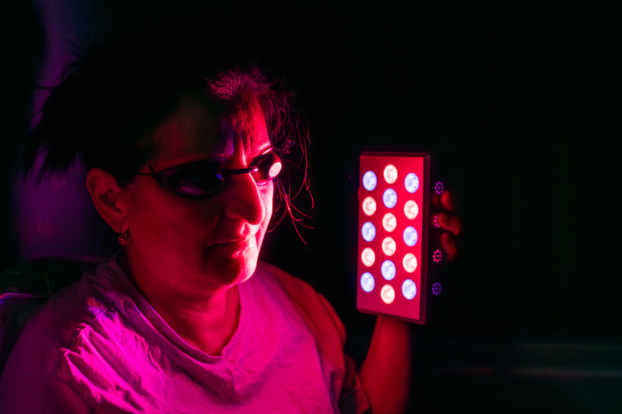 Can Red Light Therapy Reverse Gray Hair?
